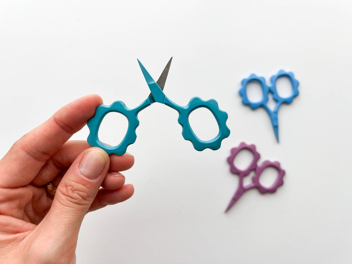 Small Flower scissors, tiny embroidery scissors: Barbie Pink