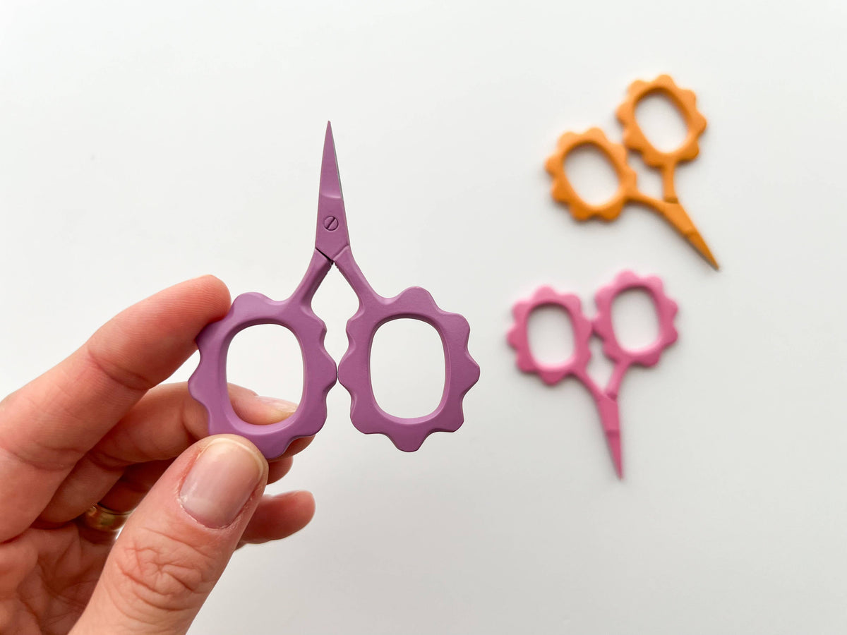 Small Flower scissors, tiny embroidery scissors: Barbie Pink